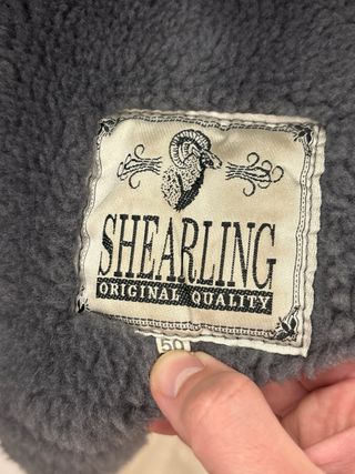 Abrigo de piel gris.