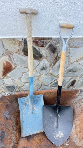 Carretilla y 2 palas de cavar