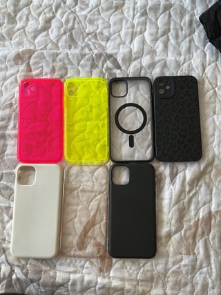 iPhone 11 Blanco con muchas fundas