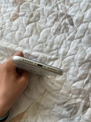 iPhone 11 Blanco con muchas fundas