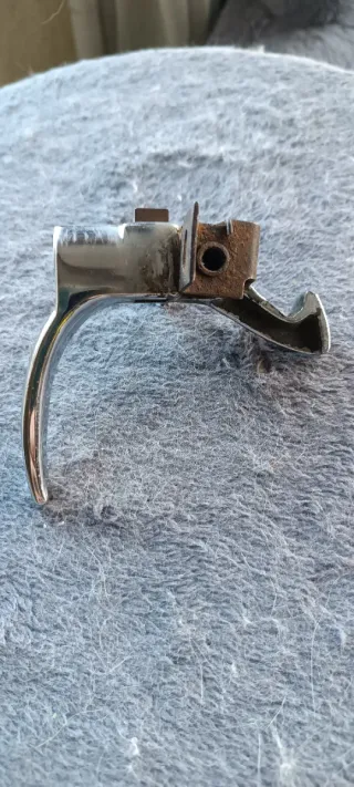 Maneta tirador capó Seat 600