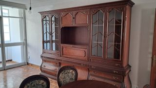 Mueble clásico de madera y cristal