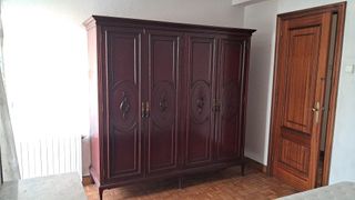 Mueble clásico de madera y cristal