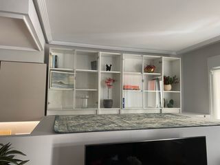 Librería Billy con puertas de cristal