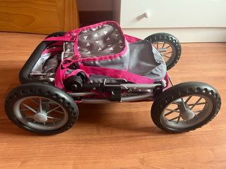 Carrito de muñecas gris con bolso rosa