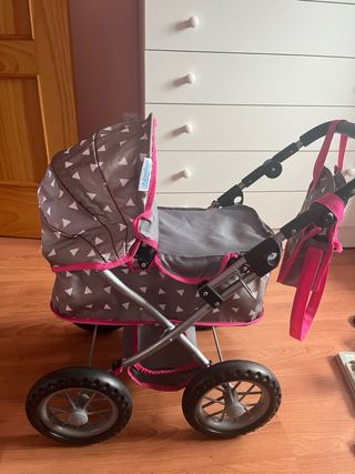 Carrito de muñecas gris con bolso rosa