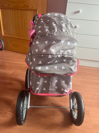 Carrito de muñecas gris con bolso rosa