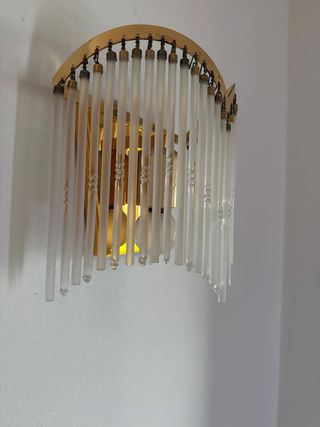 Lámpara de pared dorada y cristal