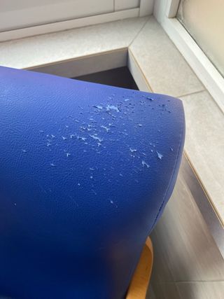 Silla azul de piel sintética y madera