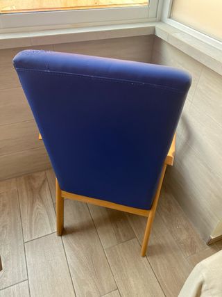 Silla azul de piel sintética y madera