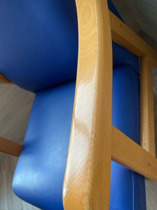 Silla azul de piel sintética y madera