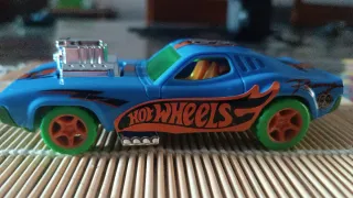Macchinina Hot Wheels blu