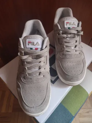 Zapatillas Fila Beige y Blancas Unisex