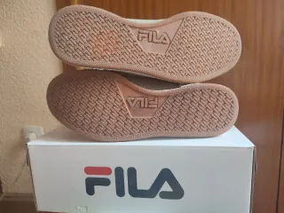 Zapatillas Fila Beige y Blancas Unisex
