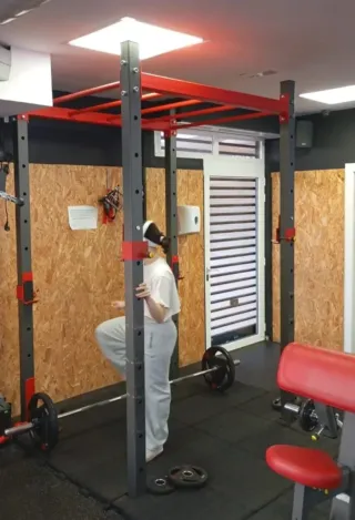 Rack de gimnasio multifuncional con accesorios