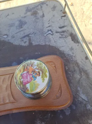 Perchero de madera con adornos de porcelana