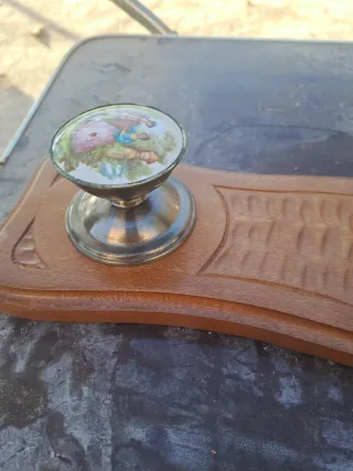 Perchero de madera con adornos de porcelana