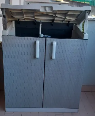 Armadio contenitore da esterno in plastica.