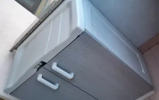 Armadio contenitore da esterno in plastica.