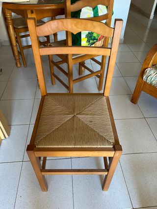 4 Sillas de madera con asiento de ratán