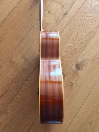 Guitarra Admira Sevilla ajustada, lista para tocar