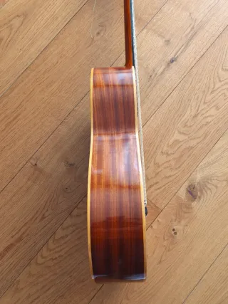 Guitarra Admira Sevilla ajustada, lista para tocar