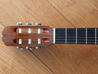 Guitarra Admira Sevilla ajustada, lista para tocar