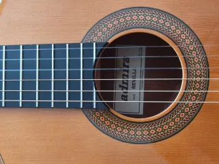 Guitarra Admira Sevilla ajustada, lista para tocar
