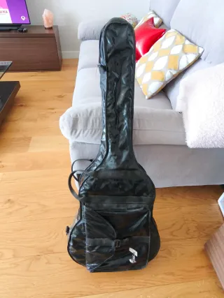 Guitarra Admira Sevilla ajustada, lista para tocar