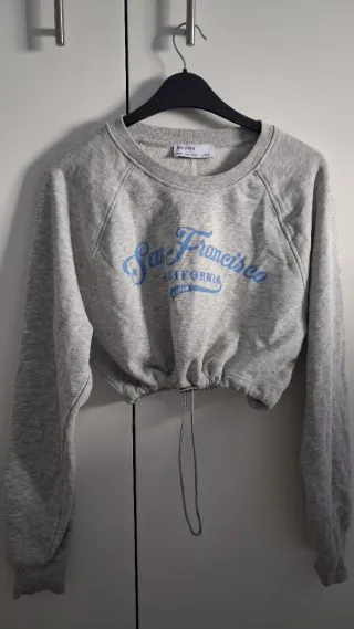 Sudadera XS Bershka corta, ajustable y sin capucha