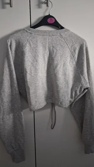 Sudadera XS Bershka corta, ajustable y sin capucha