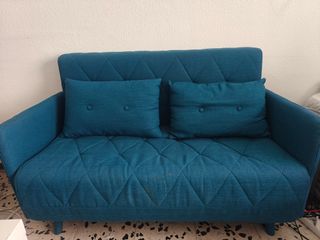 Sofá cama moderno azul con cojines