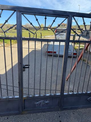 Puerta corredera metálica
