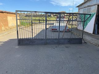 Puerta corredera metálica