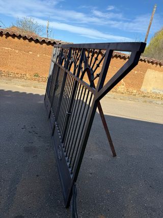 Puerta corredera metálica