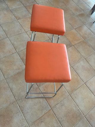 Taburetes naranjas metálicos (2 unidades)