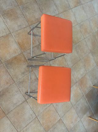 Taburetes naranjas metálicos (2 unidades)