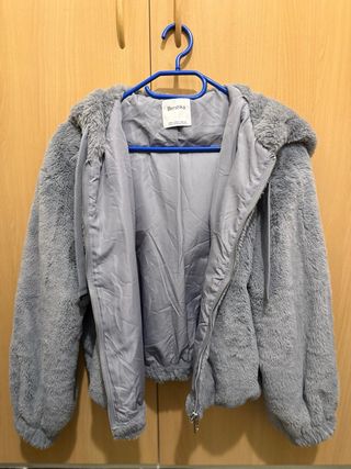 Chaqueta pelo Bershka gris