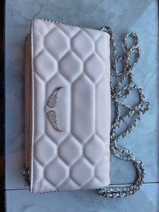 Bolso color beige con muchisimos compartimentos