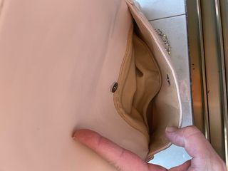 Bolso color beige con muchisimos compartimentos