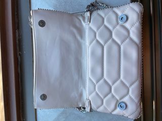 Bolso color beige con muchisimos compartimentos