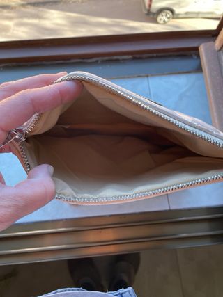 Bolso color beige con muchisimos compartimentos