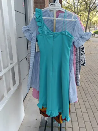 Vestido turquesa con volantes