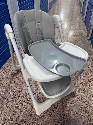 Trona de bebé gris y blanca