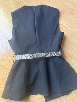 Chaleco negro con cinturón estampado XS
