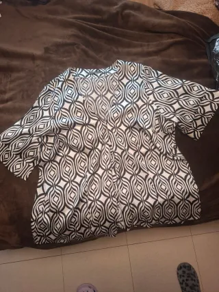 Camisa estampada blanco y negro