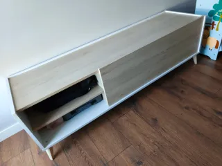 Mueble TV bajo madera y blanco