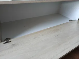 Mueble TV bajo madera y blanco