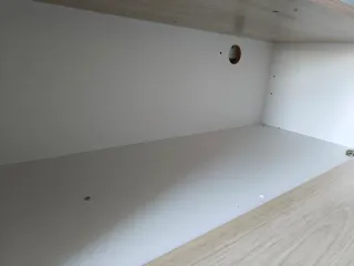 Mueble TV bajo madera y blanco