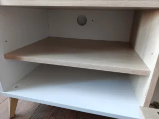 Mueble TV bajo madera y blanco